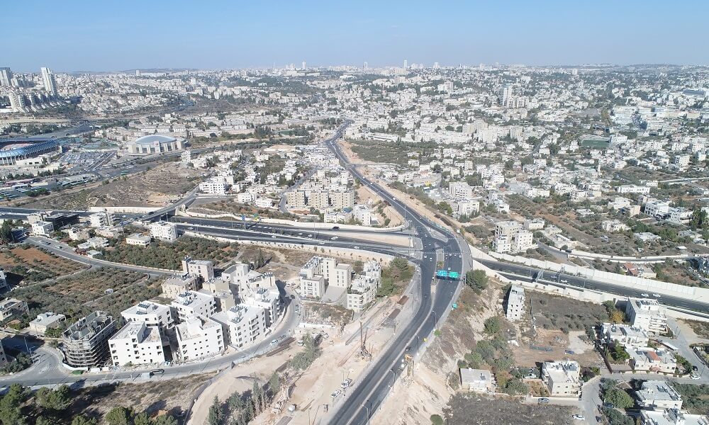 דב יוסף 22 - מבט מלמעלה על כביש, מלא בניינים מסביב